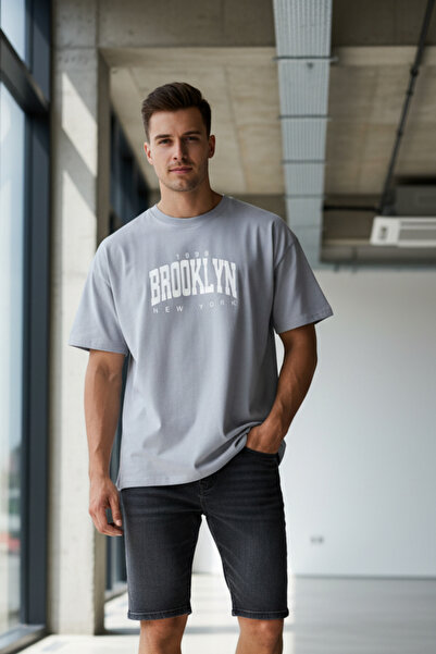 UNCİA OUTDOORS تي شيرت بروكلين بطباعة نصية كبيرة الحجم للجنسين ذو قصة مريحة