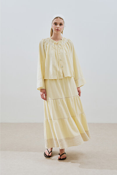 Manuka بلوزة قصيرة مطرزة بنسيج ملمس أصفر