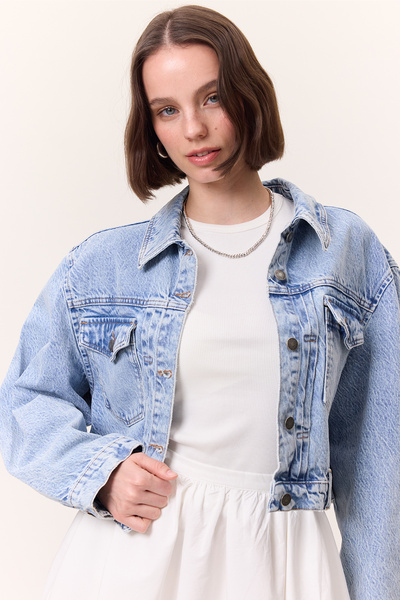 Manuka KURZE DENIM-JACKE MIT TASCHEN HELLBLAU