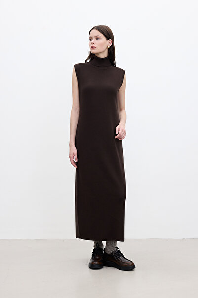 Manuka Hnědé pletací šaty s vysokým límcem bez rukávů
