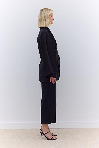 Manuka Spodnie satynowe z prostymi nogawkami w kolorze czarnym