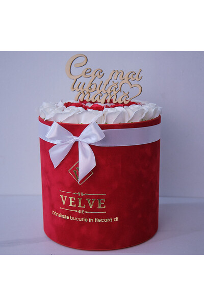 velve Aranjament floral cu 25 trandafiri albi/rosii din sapun si mesaj "Cea m...