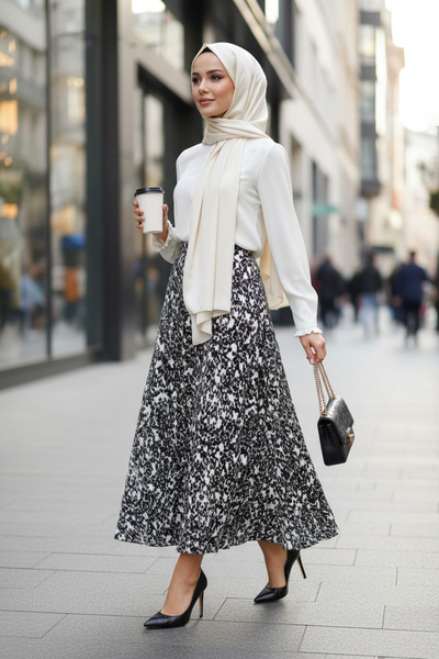 Zeneva Collection Model alb-negru - Fusta lungă cu croială evazată și pliuri,...