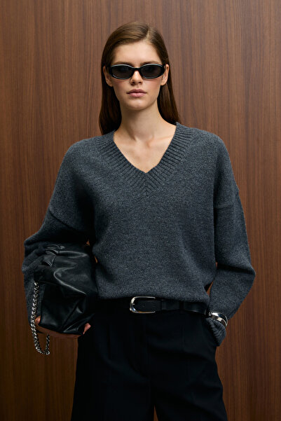 GRIMELANGE Norsha Women's V-Neck Soft Textured Relaxed Fit Knitwear Anthracite Sweater