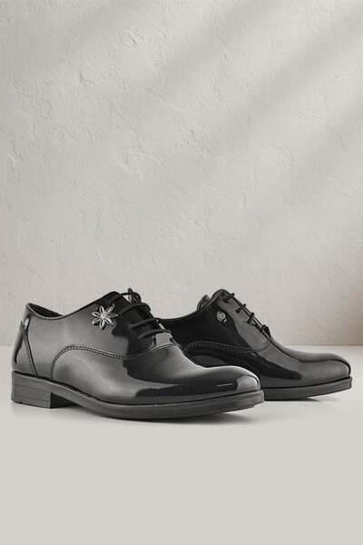 Rakerplus Crne lakirane kožne klasične dečije cipele sa vezanjem i cvetnim de...