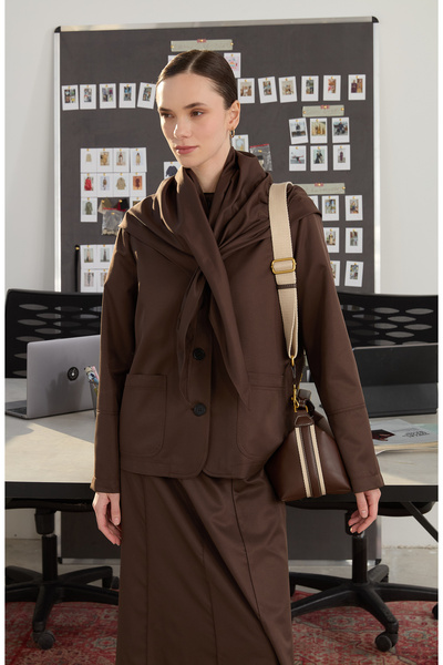 Fatma Atasoy Üçgen Atkılı Acı Kahve Kısa Trenç Ceket