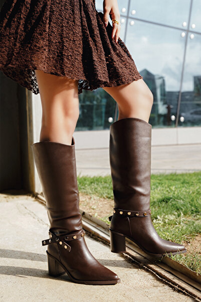 Marjin Γυναικείες μπότες με μυτερή μύτη χωρίς φερμουάρ, αποσπώμενη πόρπη, με καρφώματα, με τακούνι, Fuslep καφέ