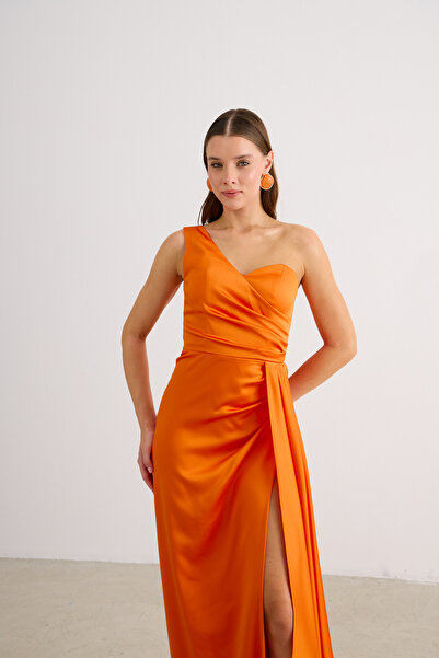 Carmen Orange Saten Tek Omuzlu Yırtmaçlı Uzun Abiye Elbise