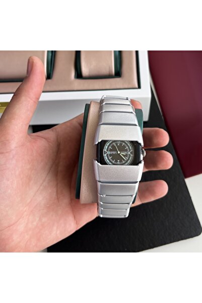 catera An elegant watch with a unique design that combines luxury and boldness.