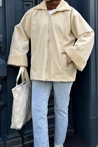 lamelif Παλτό με γιακά πουκάμισου σε κρεμ χρώμα με λεπτομέρεια από γούνα