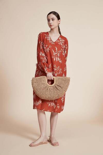 Yola فستان زهري بطول الركبة وأكمام طويلة