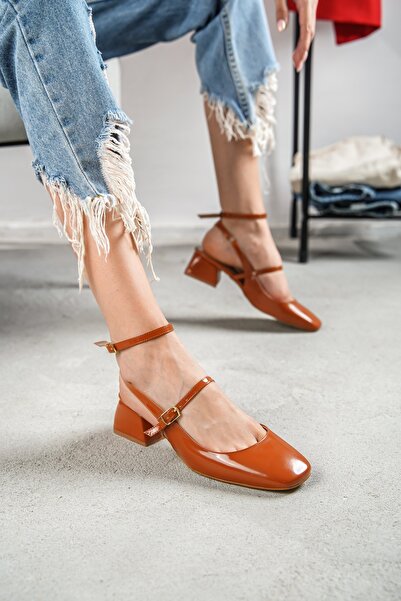 DİVOLYA Ежедневни обувки Tinya от лачена кожа с тъп връх и ток в кафяво