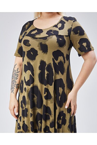 Şans Γυναικείο φόρεμα μεγάλου μεγέθους χακί, ασύμμετρη κοπή στο περίγραμμα της φούστας, κοντομάνικο φόρεμα από βισκόζη 65N39108