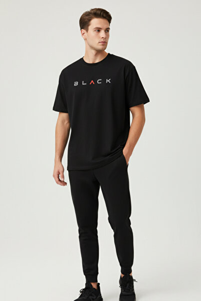 KOZİA OUTDOORS تي شيرت أساسي ذو رقبة دائرية للجنسين مطبوع عليه نص أسود حديث