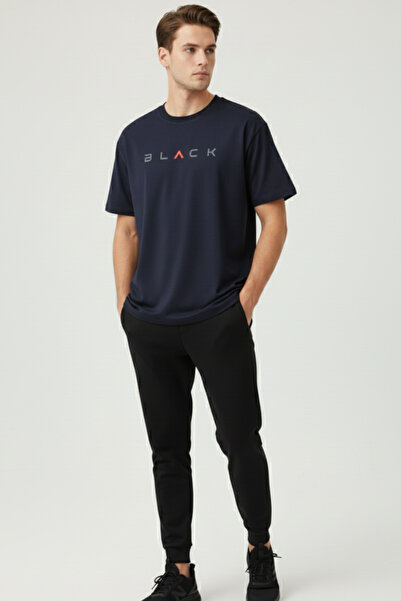 UNCİA OUTDOORS تي شيرت أساسي ذو رقبة دائرية للجنسين مطبوع عليه نص أسود حديث