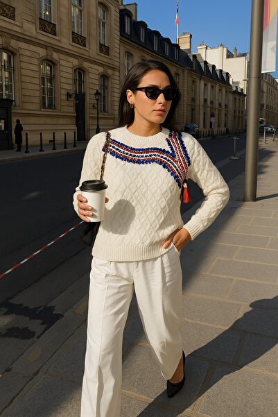 GZ Design Kırmızı-mavi Işlemeli Beyaz Triko Kazak