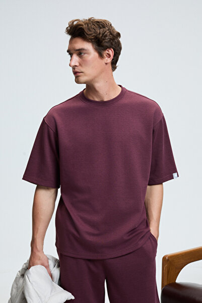 GRIMELANGE BARNABY Ανδρικό σετ με στρογγυλή λαιμόκοψη με λεπτομέρεια με αυτοκόλλητο στολισμένο στο κάτω μέρος του παντελονιού και της μανίκιας σε μπορντό χρώμα