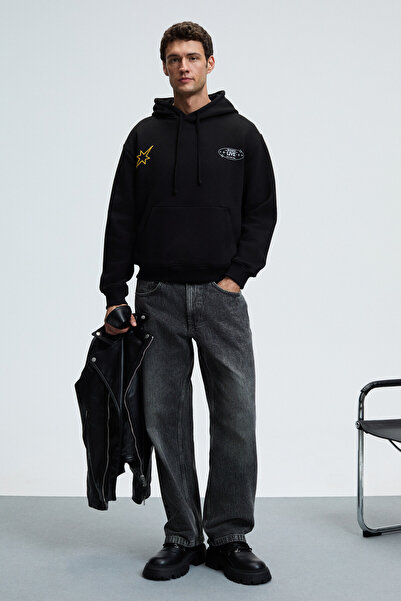 GRIMELANGE Ανδρικό φούτερ με κουκούλα PASCAL με τσέπη καγκουρό στο μπροστινό μέρος και στην πλάτη με στάμπα κανονικής εφαρμογής σε μαύρο χρώμα