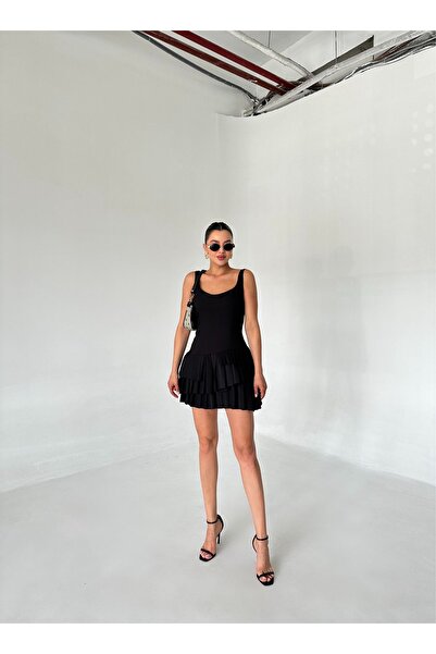 Laluvia Černé krátké šaty na ramínka s asymetrickým střihem