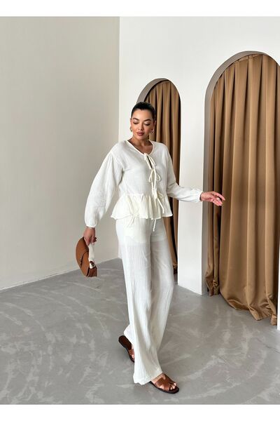 Laluvia Σετ Λευκό Frilly πουκάμισο και παντελόνι - Μπροστινή λεπτομέρεια γραβάτας