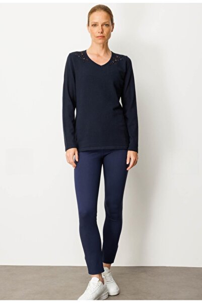 Desen Triko V YAKA OMUZLARI BONCUK İŞLEMELİ BLUZ