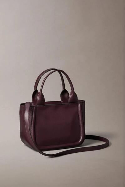 Calvin Klein Dámská kabelka s monogramem a reliéfním vzorem - malá velikost - vínová