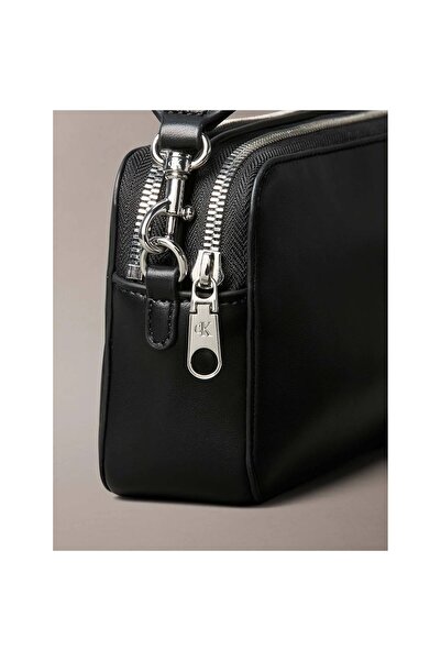 Calvin Klein Women's Brand Logo Stylish Appearance Suitable for Everyday Use with Adjustable Shoulder Strap Si
