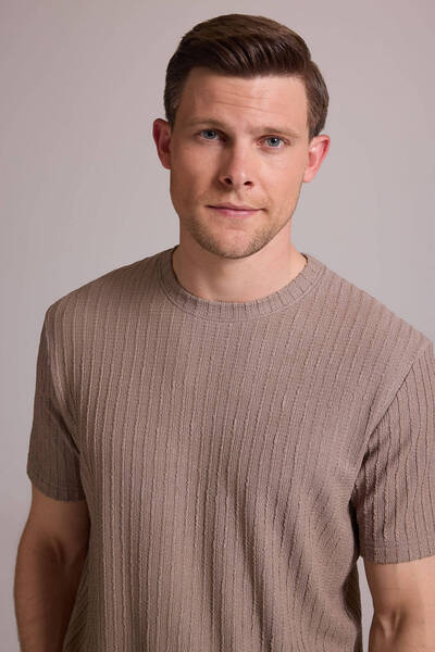 Ysf تي شيرت رجالي ذو ياقة دائرية منقوشة باللون البيج