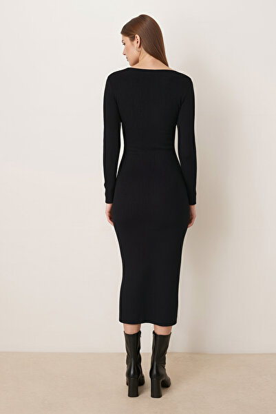 armonika Γυναικείο μαύρο φόρεμα με φαρδύ λαιμόκοψη με μακρύ μανίκι με κουμπιά μπροστά με σχισμή ARM-26K001013