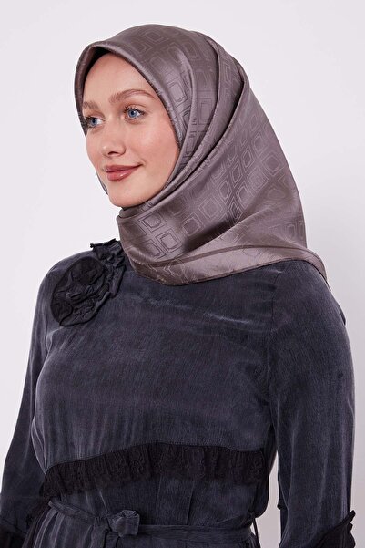 Levidor وشاح حريري بنمط مونوغرام من K.Vizon