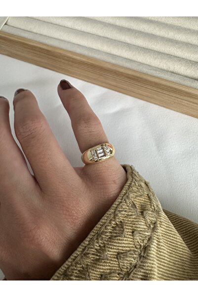 ringbox خاتم ذهبي مرصع بحجر الباجيت على شكل إصبع السنا