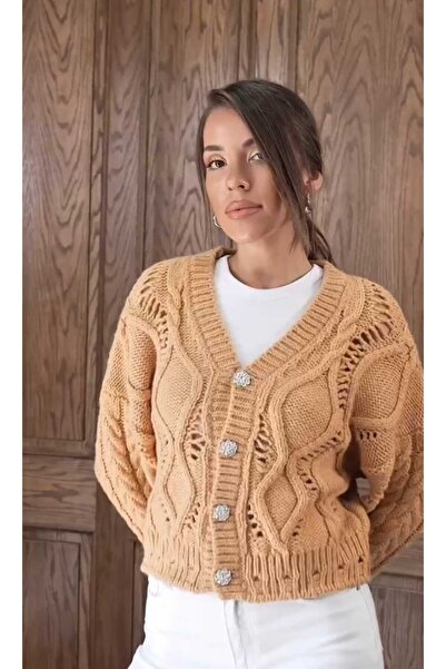 QİMYA BUTİK سترة قصيرة نسائية من KEYYMOD بأزرار حجرية وتصميم مخرم بألوان الماكارون