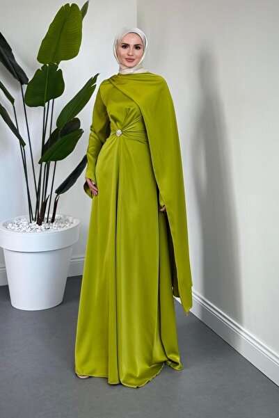 MERVEN AKYÜZ Wave Broşlu Pelerinli Saten Abiye Yağ Yeşili