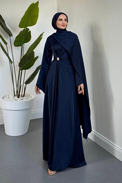 MERVEN AKYÜZ Wave Broşlu Pelerinli Saten Abiye Lacivert