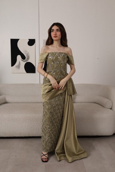 VİVİ فستان سهرة أوف شولدر اخضر مطرز مع درابيه جانبي ساتان فاخر