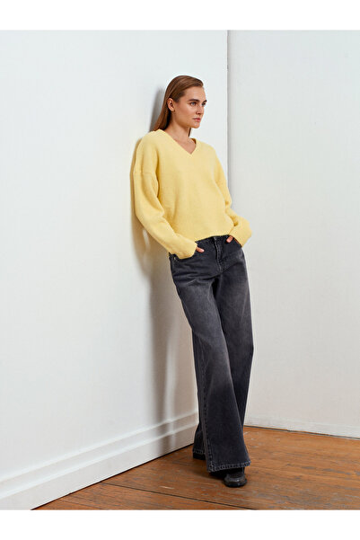Dilvin 10645 Пуловер с V-образно деколте от вълнена смес - тъмножълт