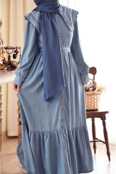 EMİNOS BUTİK فستان من الدنيم مع ياقة مطرزة