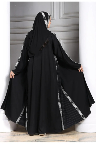 ZAHRA Black half-cloche abaya made of luxurious crepe with a longitudinal embroidered shawl