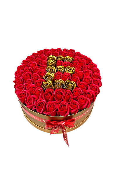 velve Aranjament floral personalizat cu litera E,in cutie rotunda aurie cu 75...