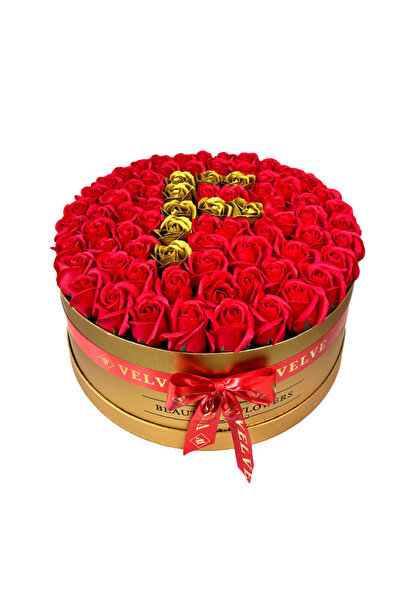 velve Aranjament floral personalizat cu litera F,in cutie rotunda aurie cu 75...