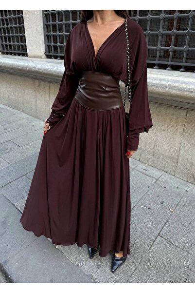 Julidress فستان طويل فاخر من الجلد البني مع حزام خصر مبطن وربطة عنق