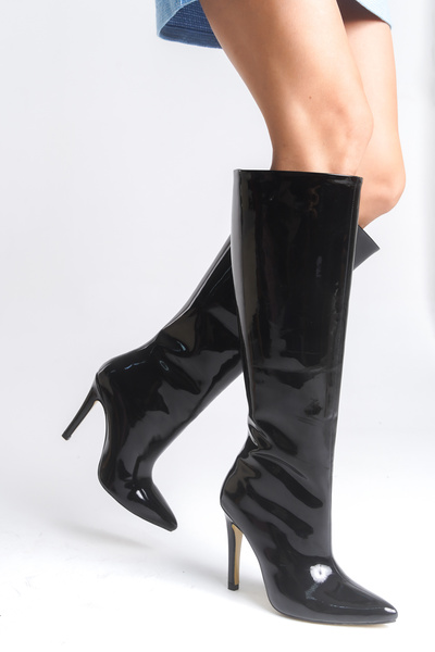 NITU Shoes Μαύρες λουστρίνι ψηλοτάκουνες μπότες με κορδόνια