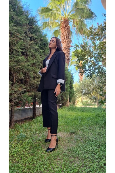 Melis Tuna Butik Kolu Katlamalı Siyah Ceket