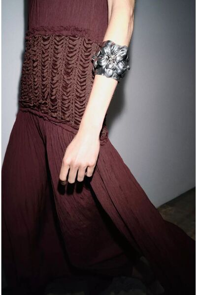 Unzilee سوار فضي اللون أنيق للغاية من ماركة زيرا موديل كليب