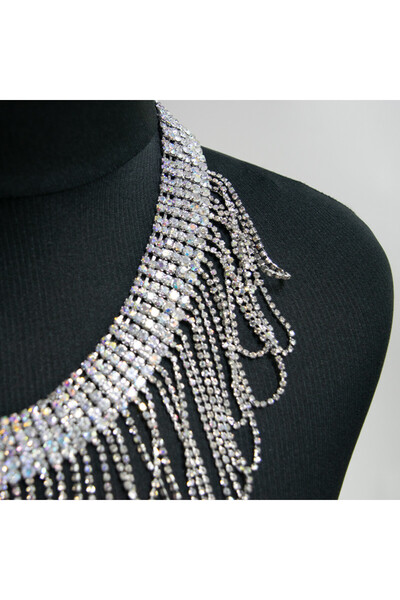 velve Plastron necklace with semi-precious stones, at the base of the neck,