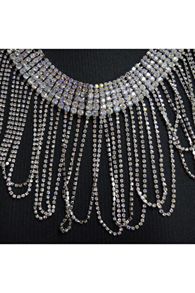 velve Plastron necklace with semi-precious stones, at the base of the neck,