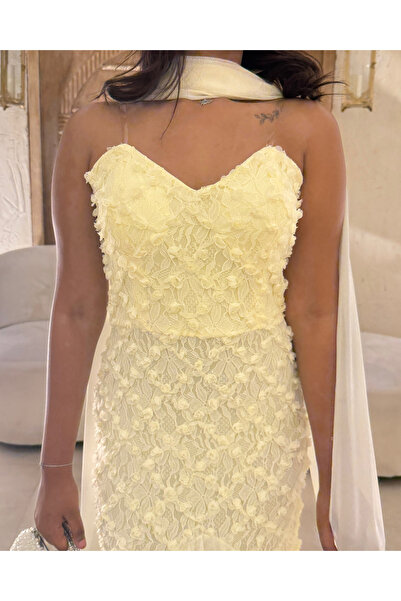 Generic Off-white evening dress with embroidered lace and roses and an elegant flared skirt