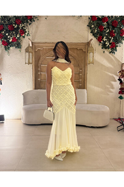 Generic Off-white evening dress with embroidered lace and roses and an elegant flared skirt