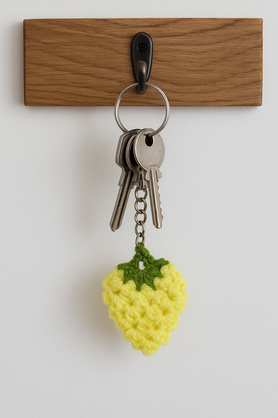 Akabi سلسلة مفاتيح مصنوعة يدويًا على شكل فراولة