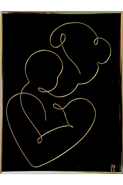 Arta Sarmei Dragoste materna, sculptură din sârmă continuă aurie